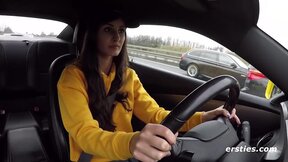 Ersties: Milena macht mit ihrem gelben Camaro eine heiße Spritztour auf der Autobahn