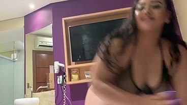Morena do bumbum gigante se engasgando e sentando no pauzao do anão no pelo
