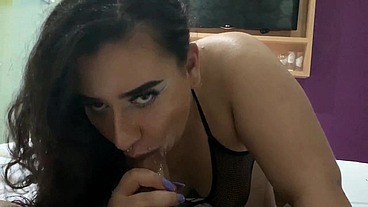 Morena do bumbum gigante se engasgando e sentando no pauzao do anão no pelo