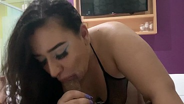 Morena do bumbum gigante se engasgando e sentando no pauzao do anão no pelo