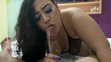 Morena do bumbum gigante se engasgando e sentando no pauzao do anão no pelo
