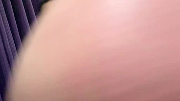 Morena do bumbum gigante se engasgando e sentando no pauzao do anão no pelo