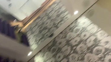 Morena do bumbum gigante se engasgando e sentando no pauzao do anão no pelo