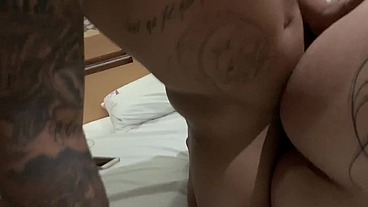 Morena do bumbum gigante se engasgando e sentando no pauzao do anão no pelo