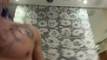 Morena do bumbum gigante se engasgando e sentando no pauzao do anão no pelo