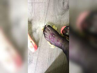 Cd sissy trans feet playing with banana