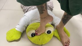 Stepping on you! my worshipper