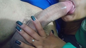 Casada tomando leite
