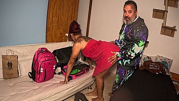 Sua estreia foi com o marido e ela coloca a gaiola de castidade nele - Vivian Fernandes