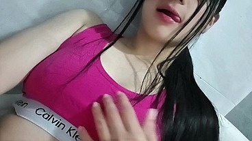 Influencer se masturba y muestra sus grandes tetas