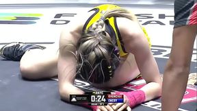 Lutadora Tai Emery mostrando os seios pra torcida