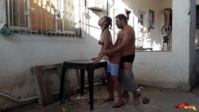 fudendo no quintal com a baby-sitter- anal teen