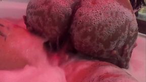 Fodendo o rabo dela na banheira