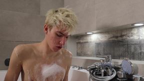 I Suck My Stepdad's Big Dick in the Bath and He Fucks Me