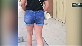 Quick sex for money at Christmas: On the street, a lady is caught and agrees to have sex in exchange for cash to buy Christmas gifts