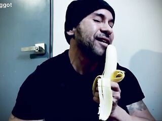 Chacal mexicano acepta hacer porno homo a cambio de algo de dinero