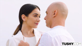 Ginebra Bellucci chupa o pau de Christian Clay antes de recebê-lo fundo no cu