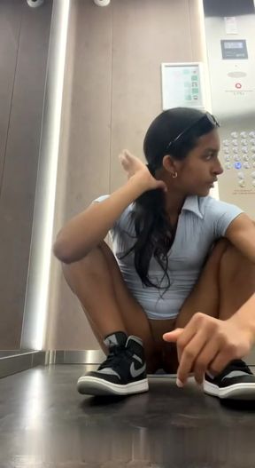 Solo girl squirts while masturbating in public elevator