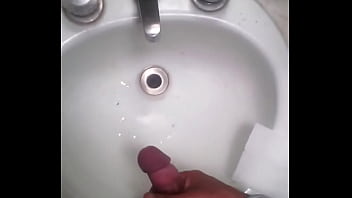 Rica masturbada en el ba&ntilde_o,
