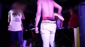 Safada dando a buceta no baile funk - www.melhoresbucetas.com