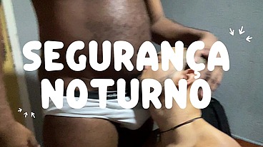 Bareback com segurança noturno num motel barato, negão empurrou com muita força.