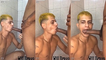 Novinho putao, ficou de pica dura na hora que botei a mão. Encheu minha boca de leite