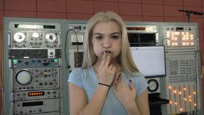 Sophia Warms Up Her Face for Blowing (MP4 - 1080p)