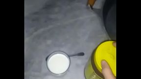 Novinha bonita, branquinha mexendo o rabet&atilde_o dan&ccedil_ando pelada no quarto se esfregando na banana, mexendo um toddy maravilhoso e gostoso esfregando a colher dentro do buraco do copo ap&oacute_s a bela siririca nervosa em hd e gostoso