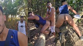 4 quatro homens formaram uma fila para comer o garoto rabudo nas trilhas do sexo.