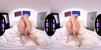 TmwVRnet Marilyn Sugar Bored babe rubs pussy for fun