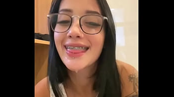 JOI Aluna safada precisa passar de ano e chupa professor ate receber leitinho na cara - Flaming