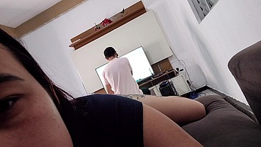 Quero sexo com este técnico, estou mostrando minha bunda pra ele, tomara que de certo!