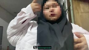 HIJABI PLAY WITH DILDO