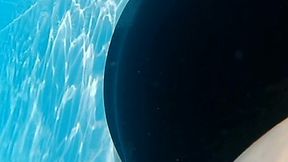 dans la piscine