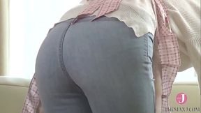 Young beautiful MILF gives a blowjob to her son-in-law secretly at night time! [MGHT-216]