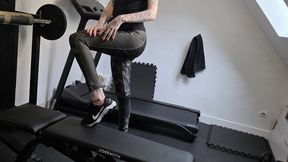 Ballbusting - Un homme à terre