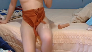 Novinha esguicha com pau de brinquedo e molha todo o quarto - Squirt solo