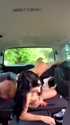 Hausfrau Bonny Devil im Auto fremd gegangen   Clip 2