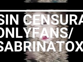 Apoyada en el gimnasio