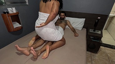 Morena putinha fode comigo e depois mostra para outro como ficou arrombadinha