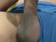 Me masturbo mi pene con dos manos