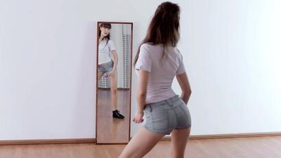 Elly posiert