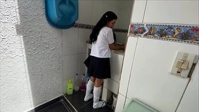 POBRE CHICA DESALINIADA QUEDA BAJO EL CUIDADO DE SU PADRASTRO Y RECIBE UNA TANDA DE VERGA SIN COMPASION.