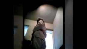 Hermanas espiadas orinando en el ba&ntilde_o y cambiandose