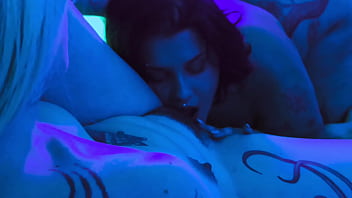 Podcast Quente &amp_ &Uacute_mido com as gostosas Mibby e Stellar apresentando as novidades de Dezembro