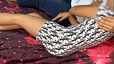 Me Distraigo con el Culo de La Novia de mi Mejor Amigo Mientras Compartimos Cama Viendo Pelicula NTR Netorare