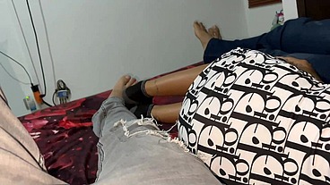 Me Distraigo con el Culo de La Novia de mi Mejor Amigo Mientras Compartimos Cama Viendo Pelicula NTR Netorare