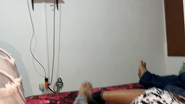 Me Distraigo con el Culo de La Novia de mi Mejor Amigo Mientras Compartimos Cama Viendo Pelicula NTR Netorare