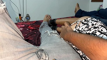Me Distraigo con el Culo de La Novia de mi Mejor Amigo Mientras Compartimos Cama Viendo Pelicula NTR Netorare