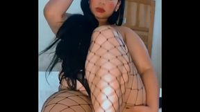 Sexi maestra se masturba en su habitaci&oacute_n y se folla su h&uacute_medo y lindo pussy.